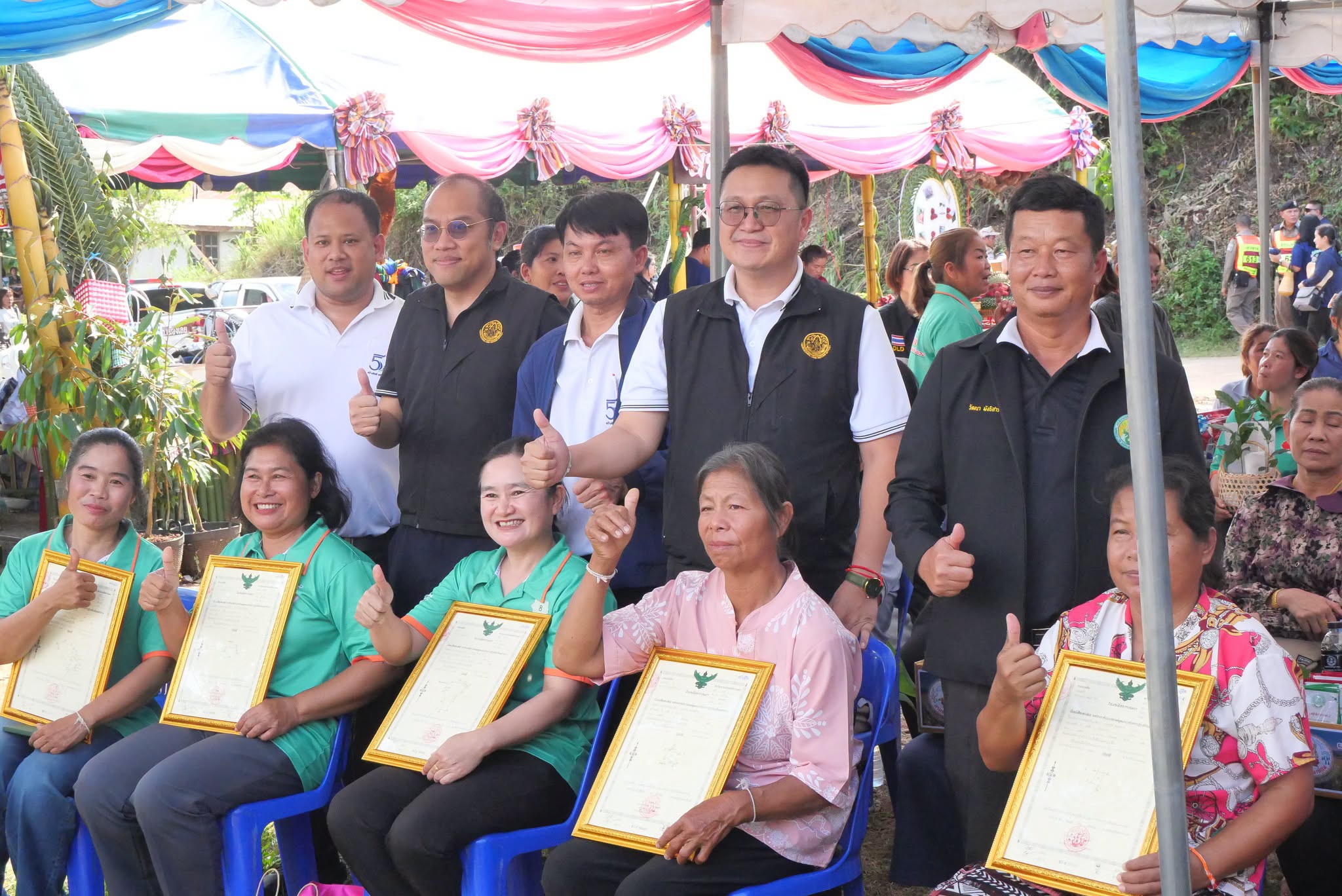 title - รมว.กษ. นำทีมลงพื้นที่ตรวจราชการ พร้อมมอบโฉนดเพื่อการเกษตร ส.ป.ก.เลย กว่า 6 พันไร่